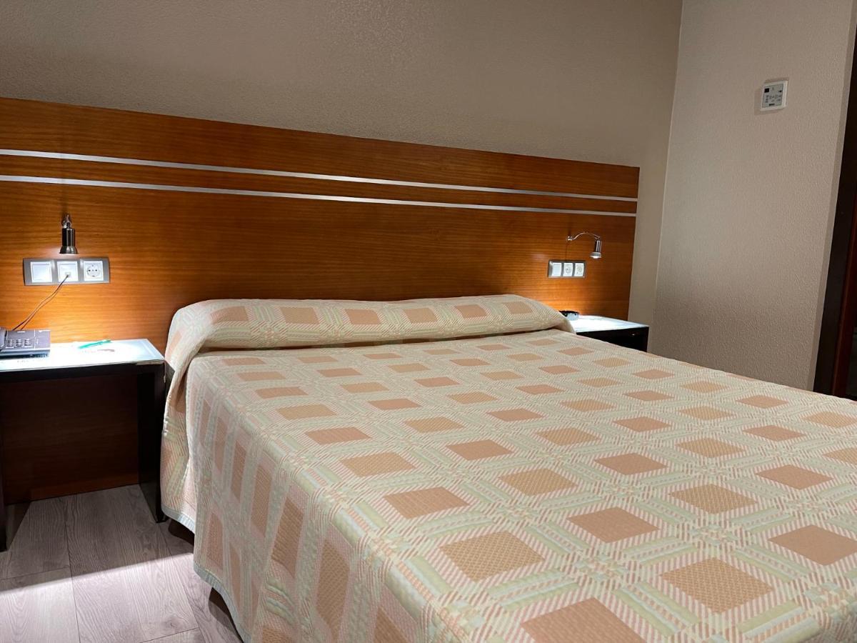 Motel Los Abedules Oviedo Ngoại thất bức ảnh