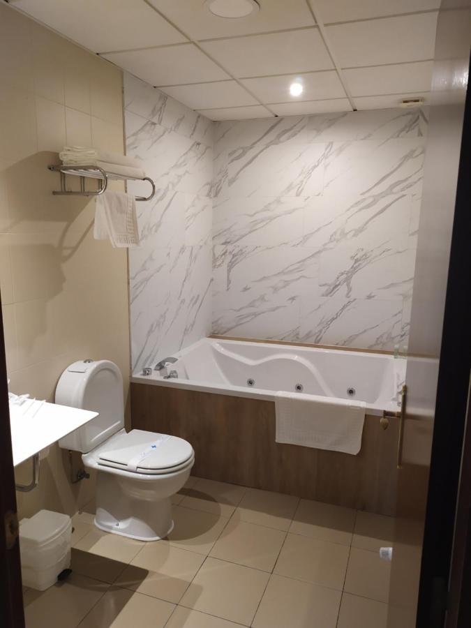 Motel Los Abedules Oviedo Ngoại thất bức ảnh