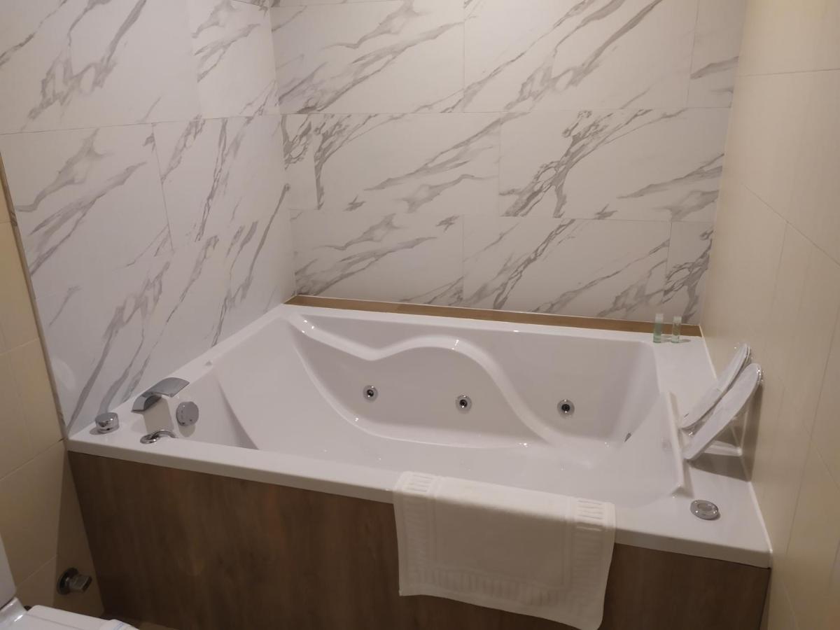 Motel Los Abedules Oviedo Ngoại thất bức ảnh