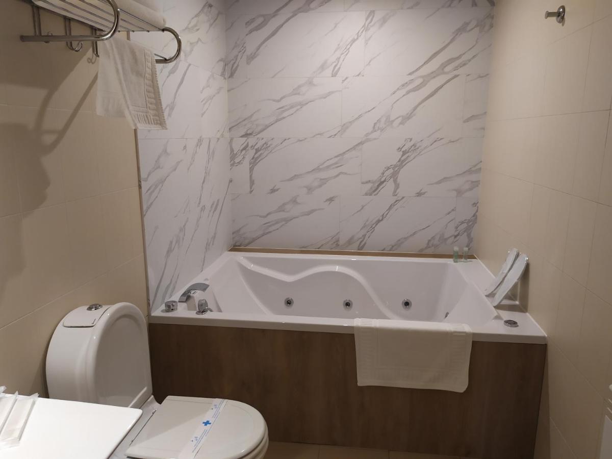Motel Los Abedules Oviedo Ngoại thất bức ảnh