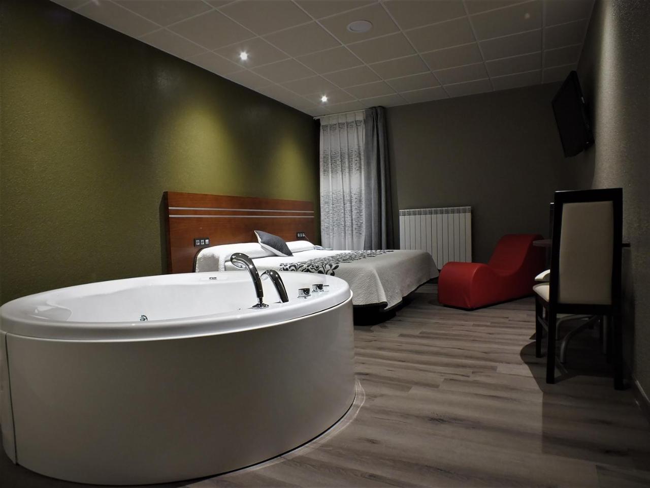 Motel Los Abedules Oviedo Ngoại thất bức ảnh
